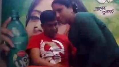 Niky गुड़िया एक मैनीक्योर किया सेक्सी मद्रासी फिल्म है और Onanziom में लगे हुए है
