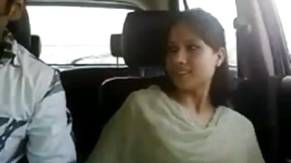 सुनहरे बालों इंडियन मूवी सेक्सी वाली caresses पेशाब