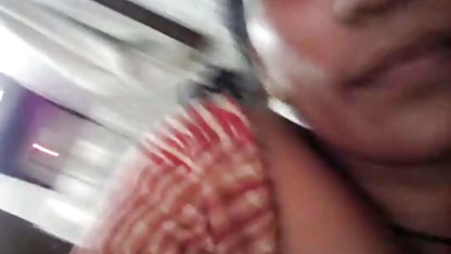 एक आदमी एक प्यारी लड़की के साथ सेक्सी सेक्सी हिंदी मूवी अपनी उंगलियों के साथ खेला