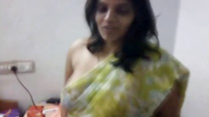 Tanned काले बाल वाली के सेक्सी मूवी हिंदी मूवी साथ सफेद निपल्स