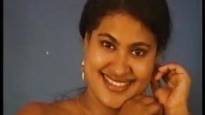 काले बाल सेक्स फिल्म सेक्स वाली में एक कुर्सी masturbates