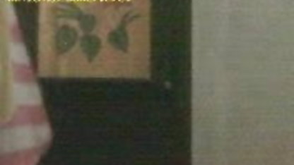 गोल्डी locc caresses के lye के साथ एक कांटेदार कम्पन या उत्तेजना यन्त्र हिंदी सेक्सी फिल्म वीडियो में